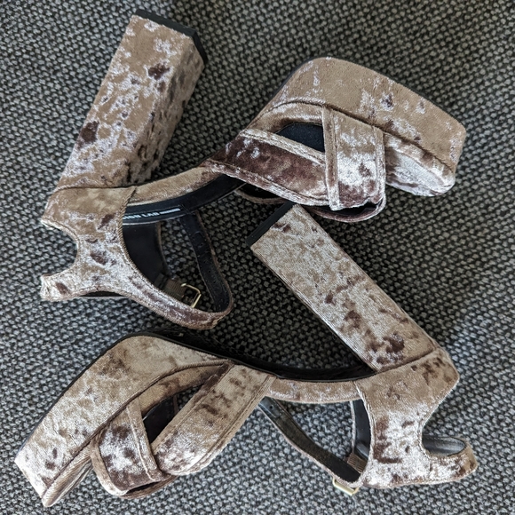 *NEW* Designer Lab (Lord&Taylor) Velvet Chunky Heels - Picture 1 of 3